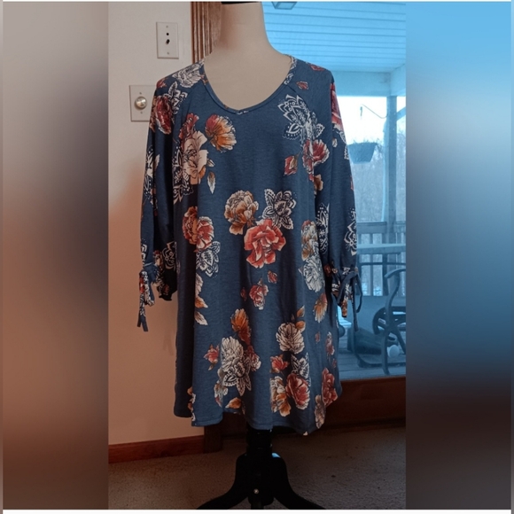 Passion of Essence Blue Floral Tunic Top Tie Sleeve Detail NWT Large - Picture 2 of 5